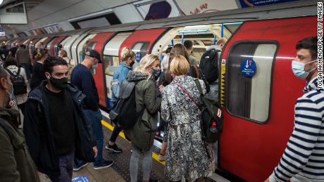 Passengers wearing masks congregate on the London Underground on September 23.  You will enter the city & quot;  High & quot;  The alert level on Saturday, which means no mixing of families at home.